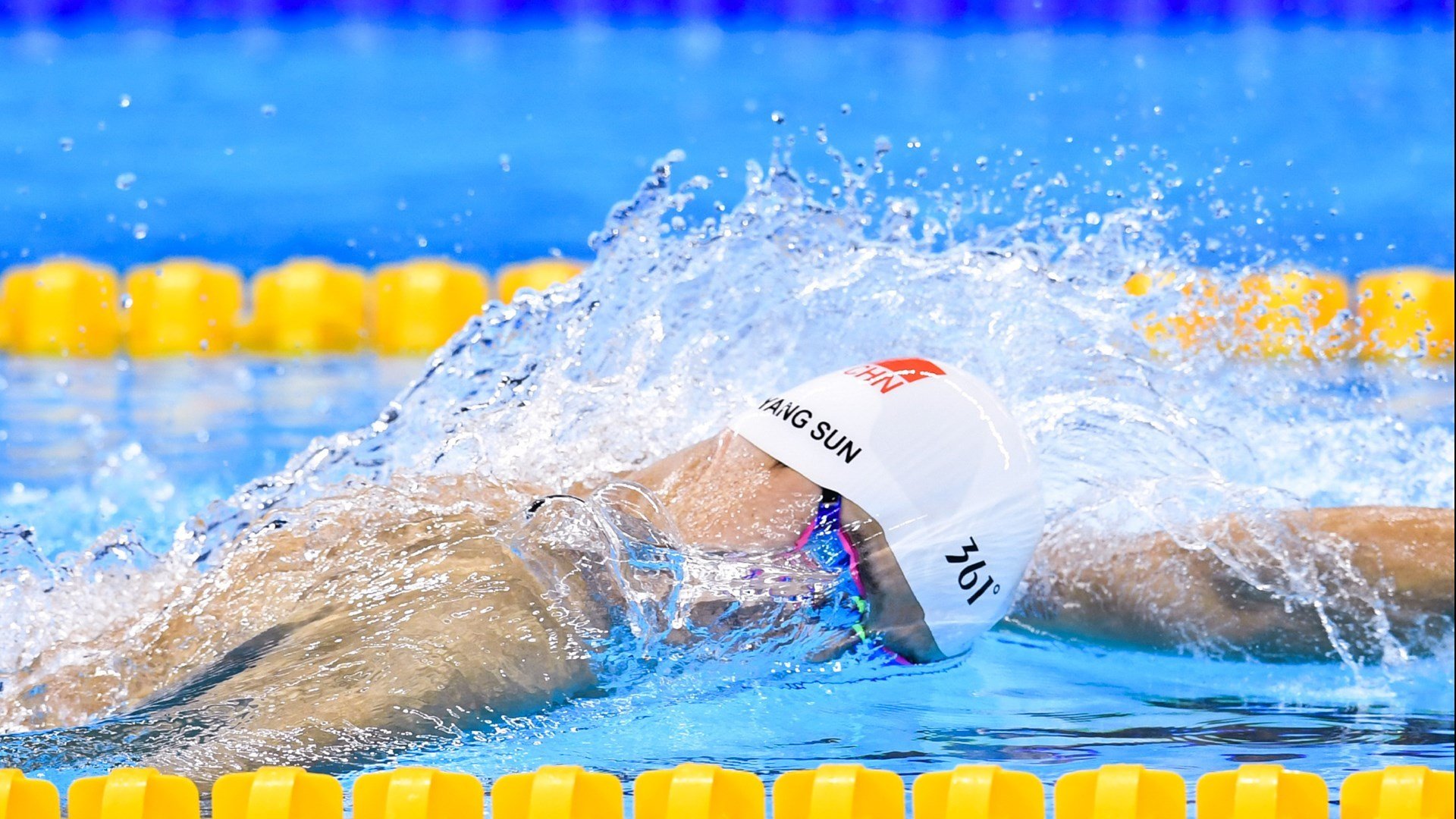 _极光徒步探险：在北极光下奔跑_，到北极看极光旅游团